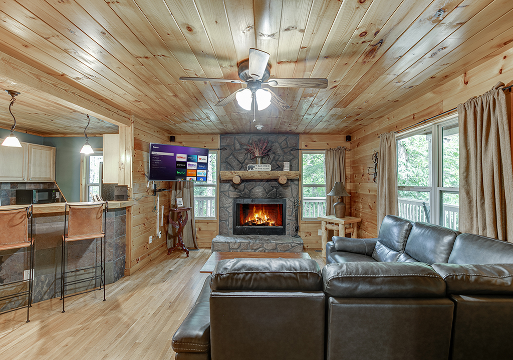 Whispering Waters Cabin living