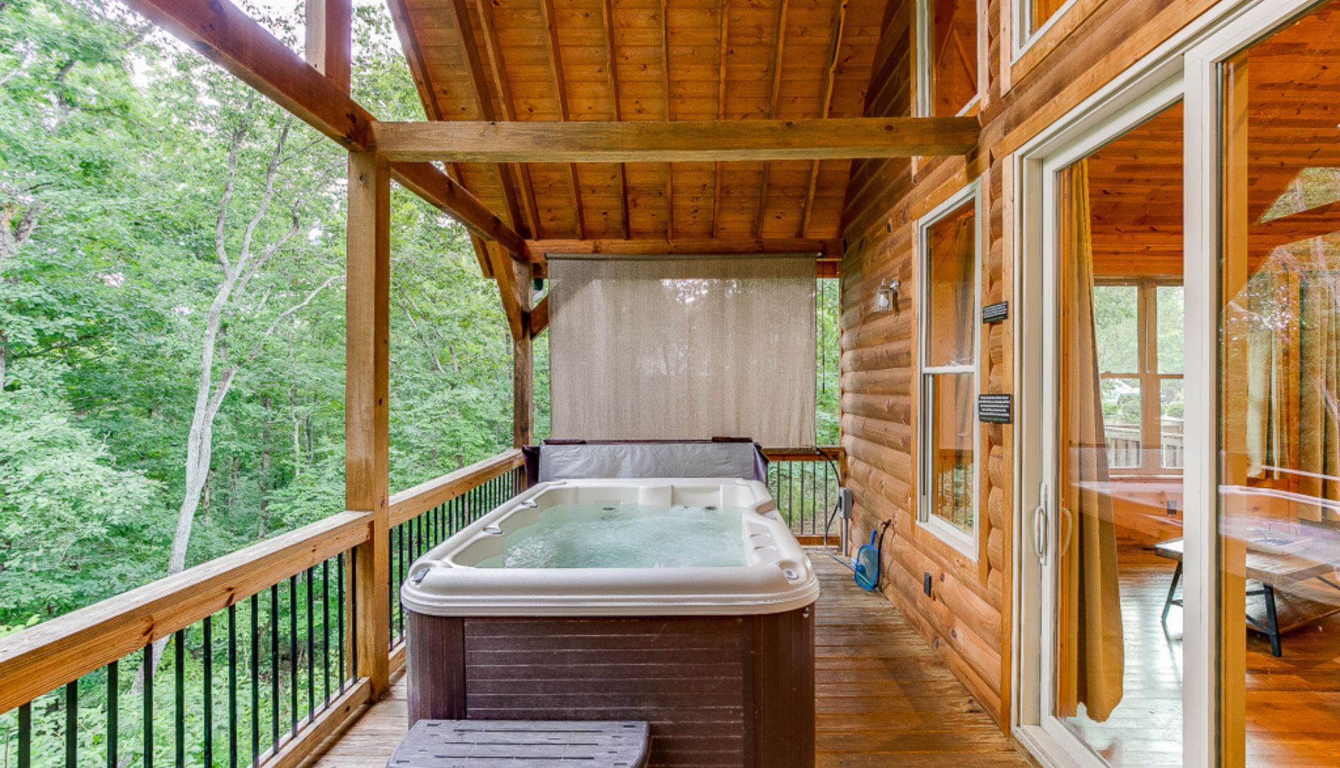oasis cabin Hot Tub