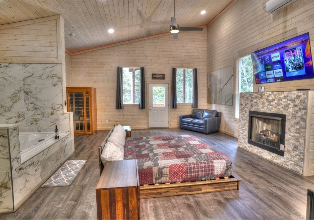 Royal Suite luxury cabin rental in Helen GA